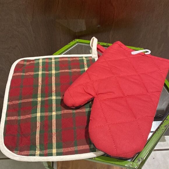 Holiday oven mits. Set of 2. NWT. - Picture 3 of 3